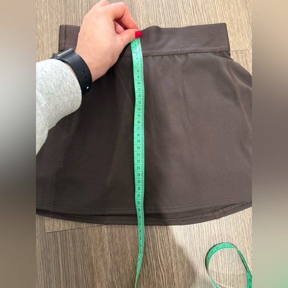 TnaSLICK™ Court Micro Skirt in rich mocha brown - Picture 4 of 5